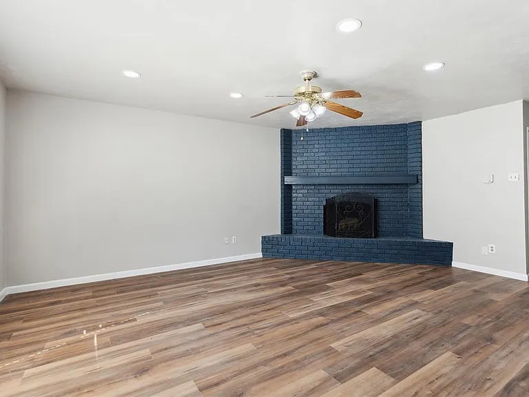 556 Hawthorne Dr — Photo 4