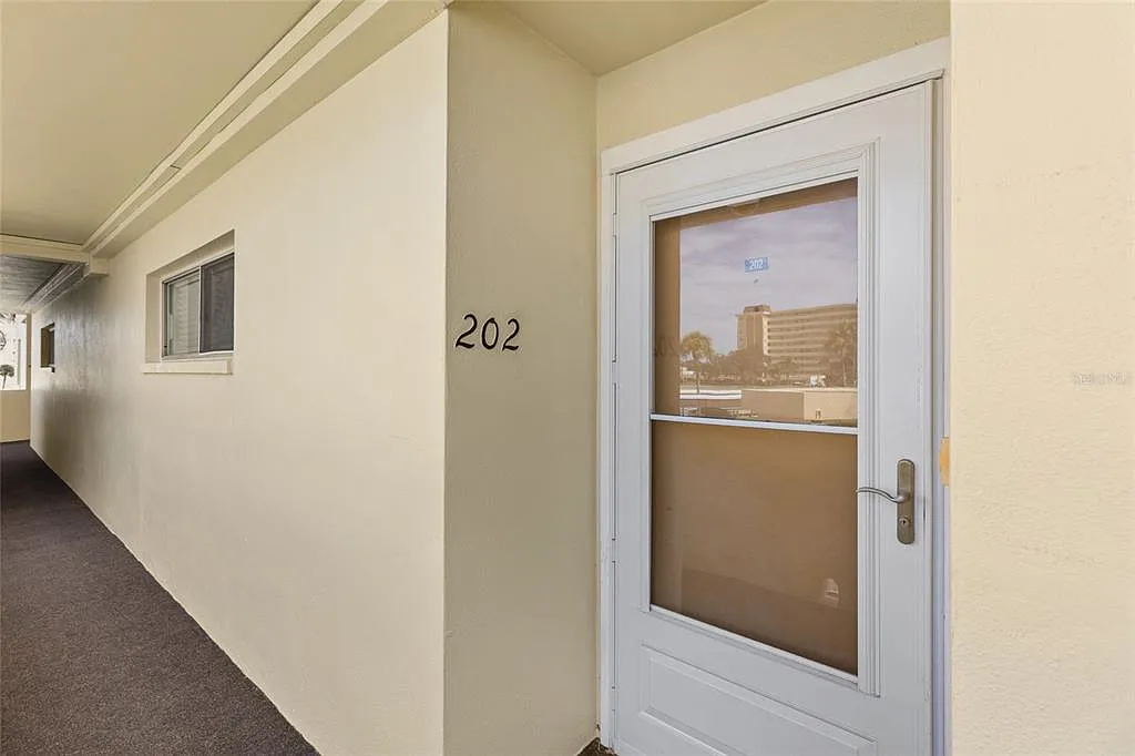 2 bed, 2.0 bath, 1050 sqft, $2,295 — Photo 2