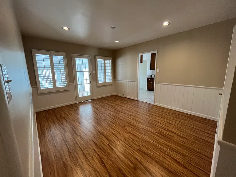 13836 Cohasset St — Photo 4