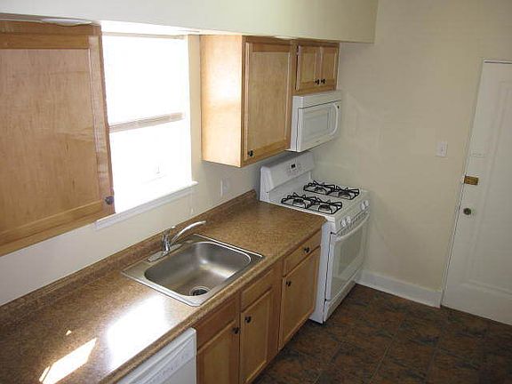 2nd image of 2979 Glenmore Ave #3