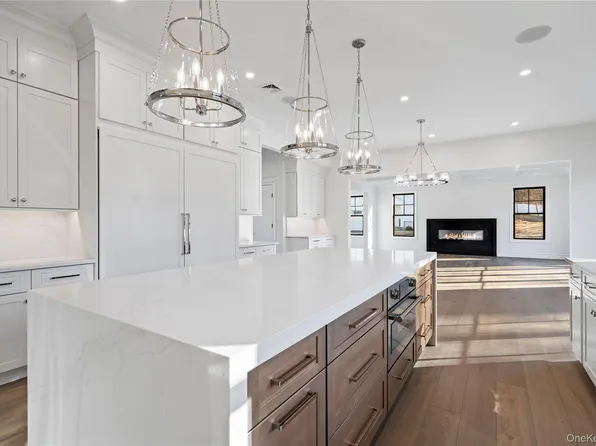 30 Main Parkway, Plainview, NY 11803