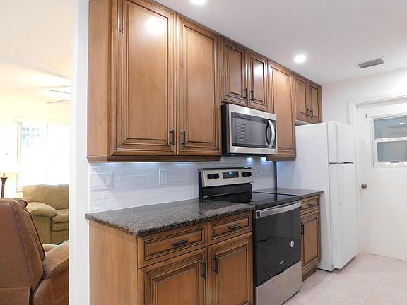 5th image of 625 NE Larkspur Lane