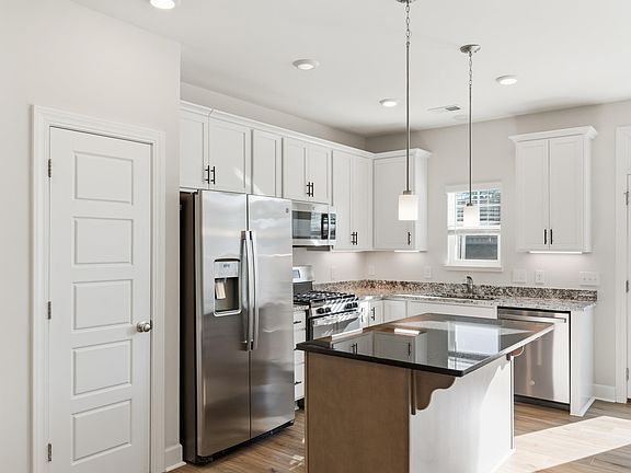 4th image of 324 Hollenbeck Place