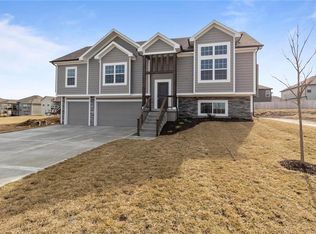 1311 NW Hickorywood Ct, Grain Valley, MO 64029