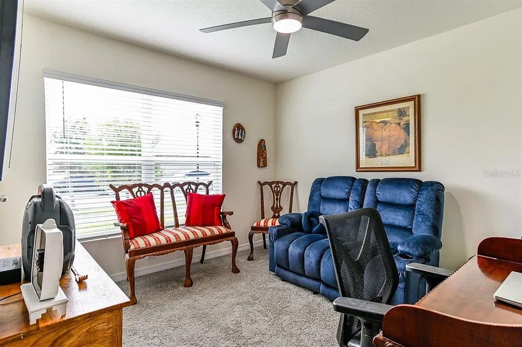 4 bed, 2.0 bath, 1828 sqft, $2,425 — Photo 4