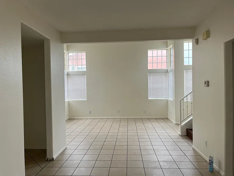 1233 Edinburg Ct — Photo 2
