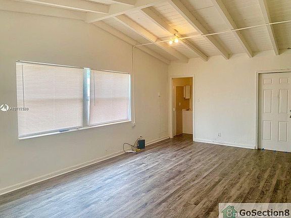 3rd image of 1843 Lauderdale Manor Dr