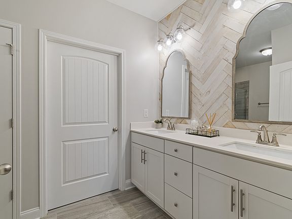 4th image of 2039 Moultrie Cir