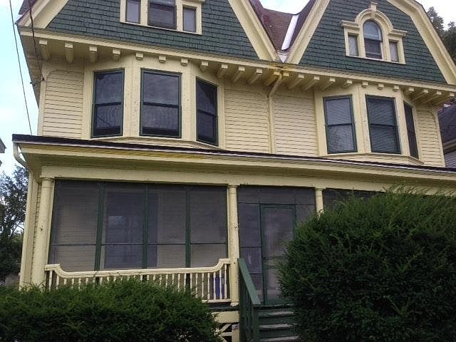 Front Entrance 1/2 Duplex Screened-in Porch