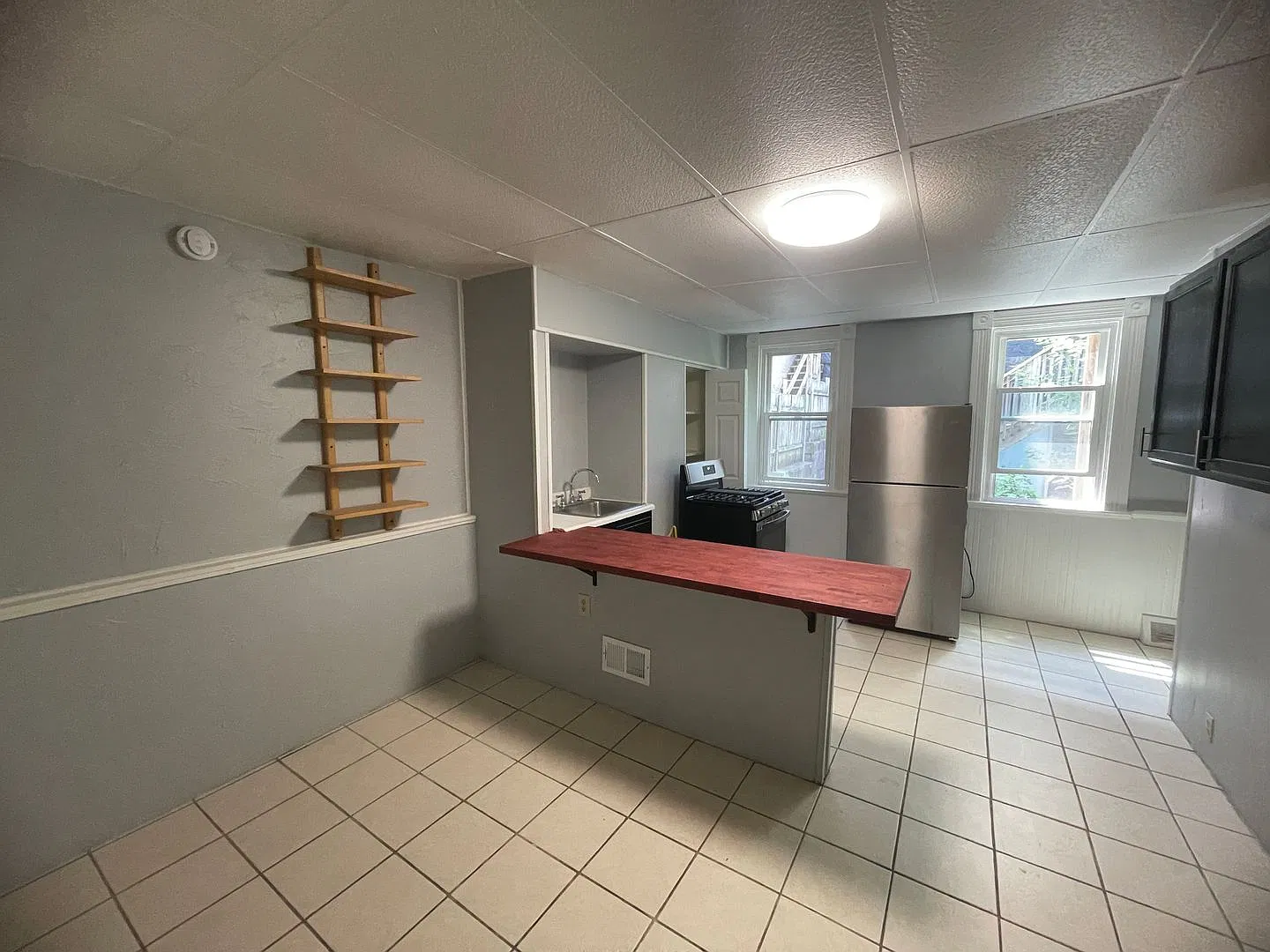 Updated 2 bedroom house for rent in the South Side ! — Photo 1