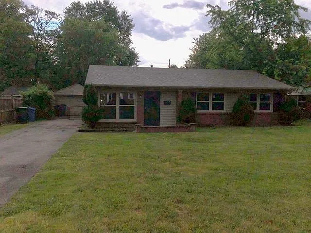 617 Burbank Ct — Photo 1