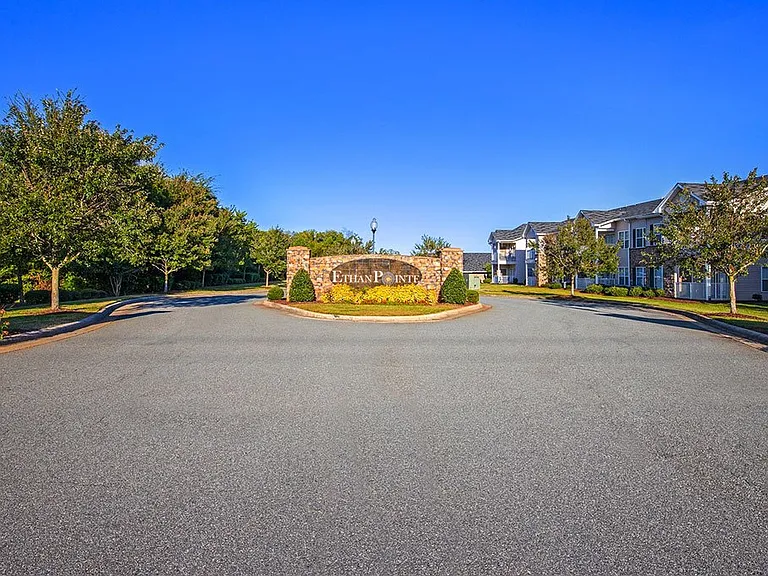 Ethan Pointe Apartments — Photo 15