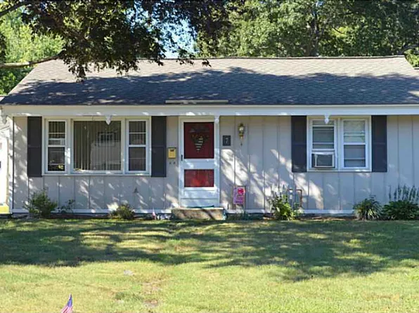 7 Rutherford Ct, Warwick, RI 02886