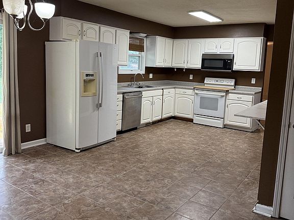 3rd image of 26 Woods Mill Rd