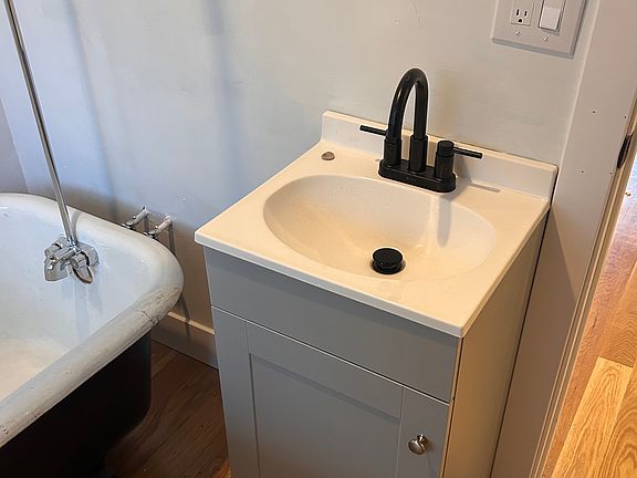 4th image of 383 Moodus Rd