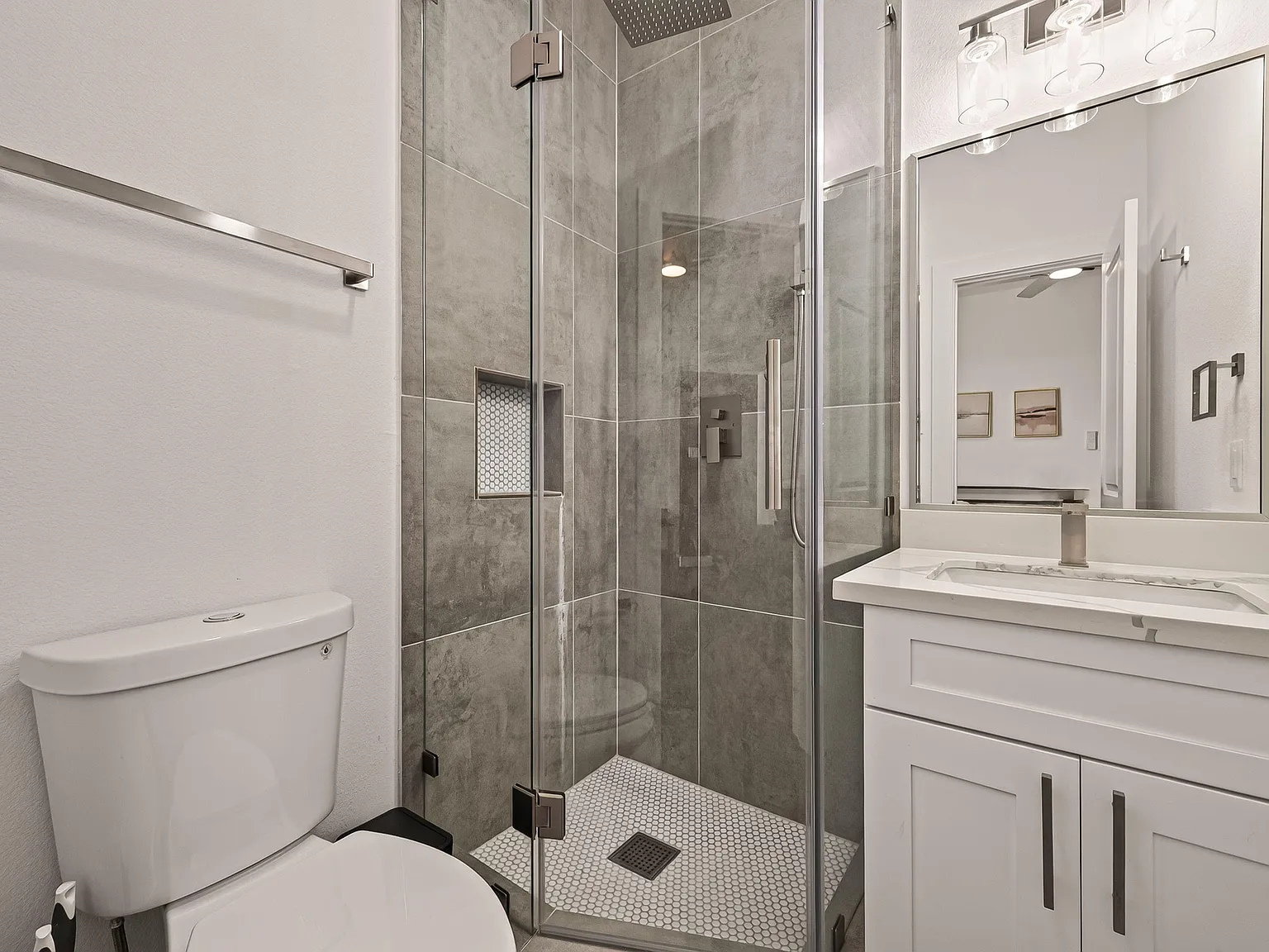 4 bed, 10.0 bath, 2414 sqft, $1,118 — Photo 4