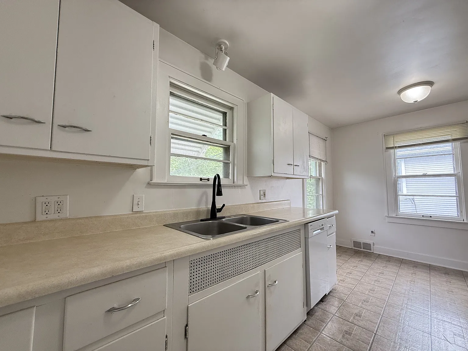 1514 Golden Avenue - 2 — Photo 4