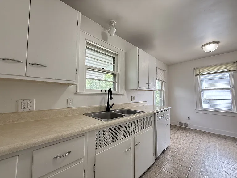 1514 Golden Ave — Photo 4