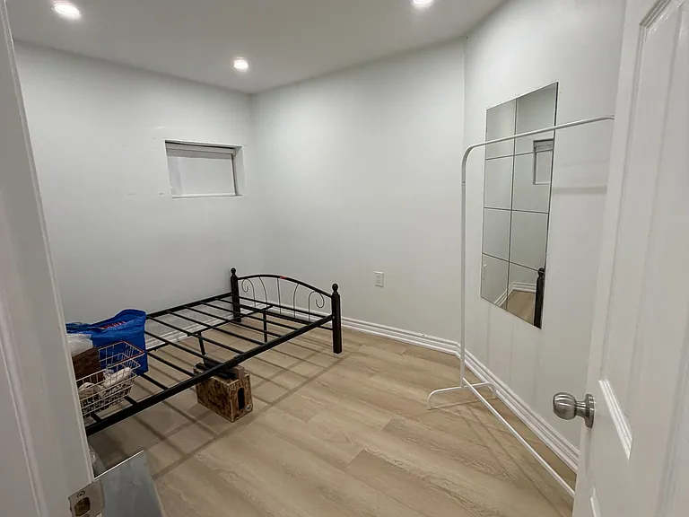 21A Lambton Ave #BASEMENT — Photo 9