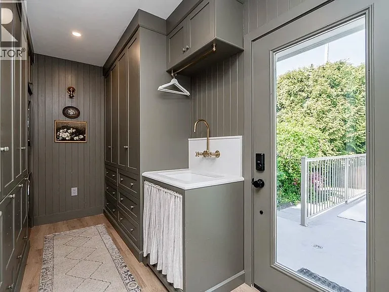 2784 Crescentview Dr — Photo 22