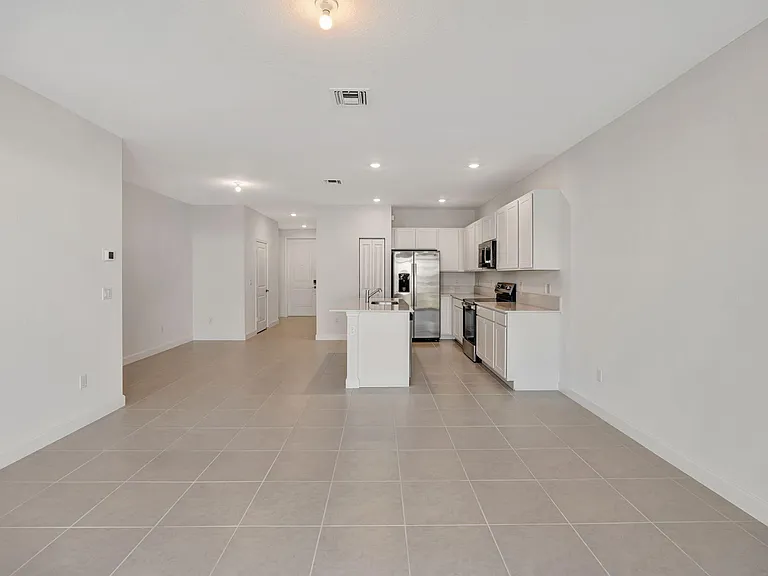 539 SE Rivergrass St — Photo 12