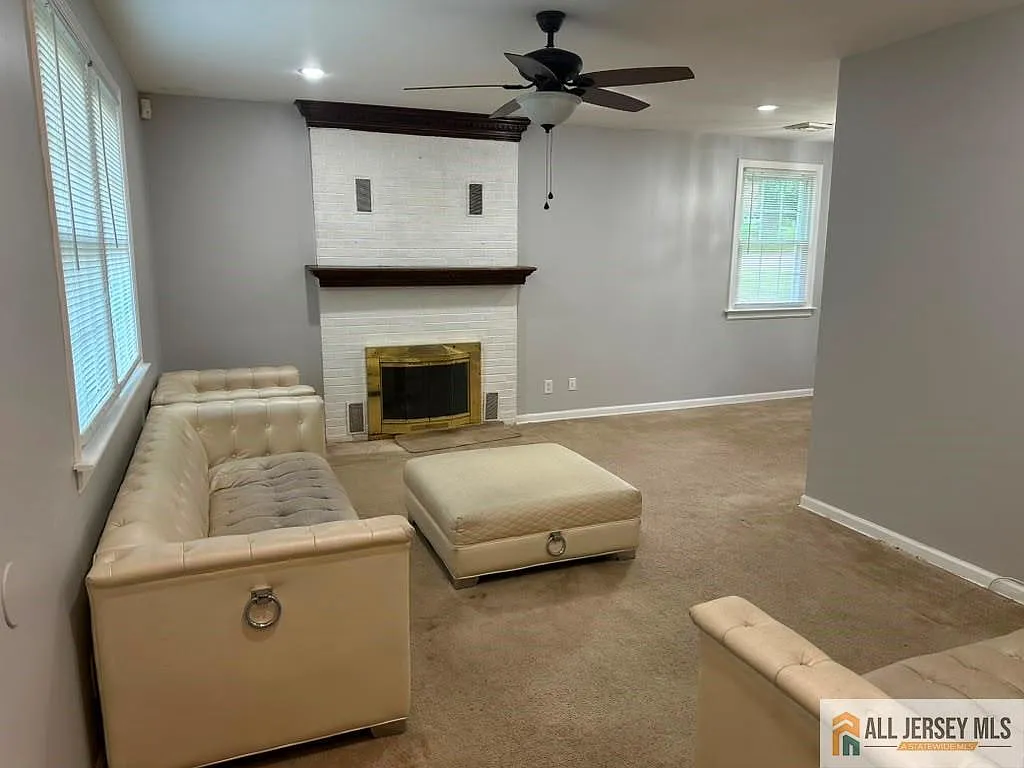 4 bed, 2.0 bath, 1575 sqft, $3,250 — Photo 2