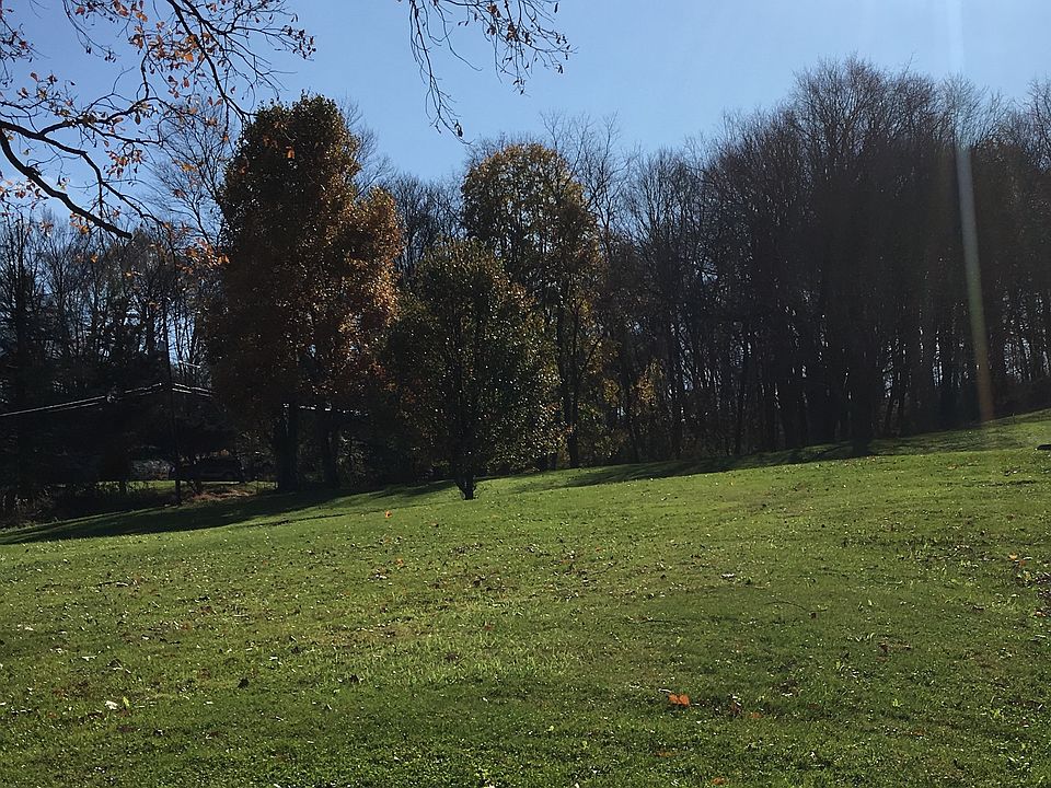 2nd image of 201 Hickory Ln