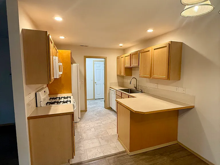 1560 Estate Pl — Photo 3
