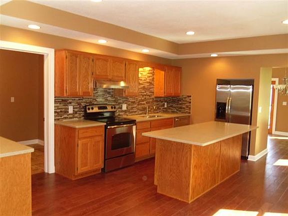 5th image of 205 W Theresa St