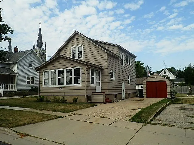 204 Bluff St photo 1