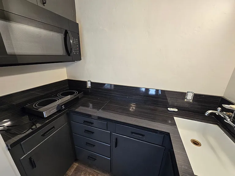 724 NW Broadway St #1-10 — Photo 8