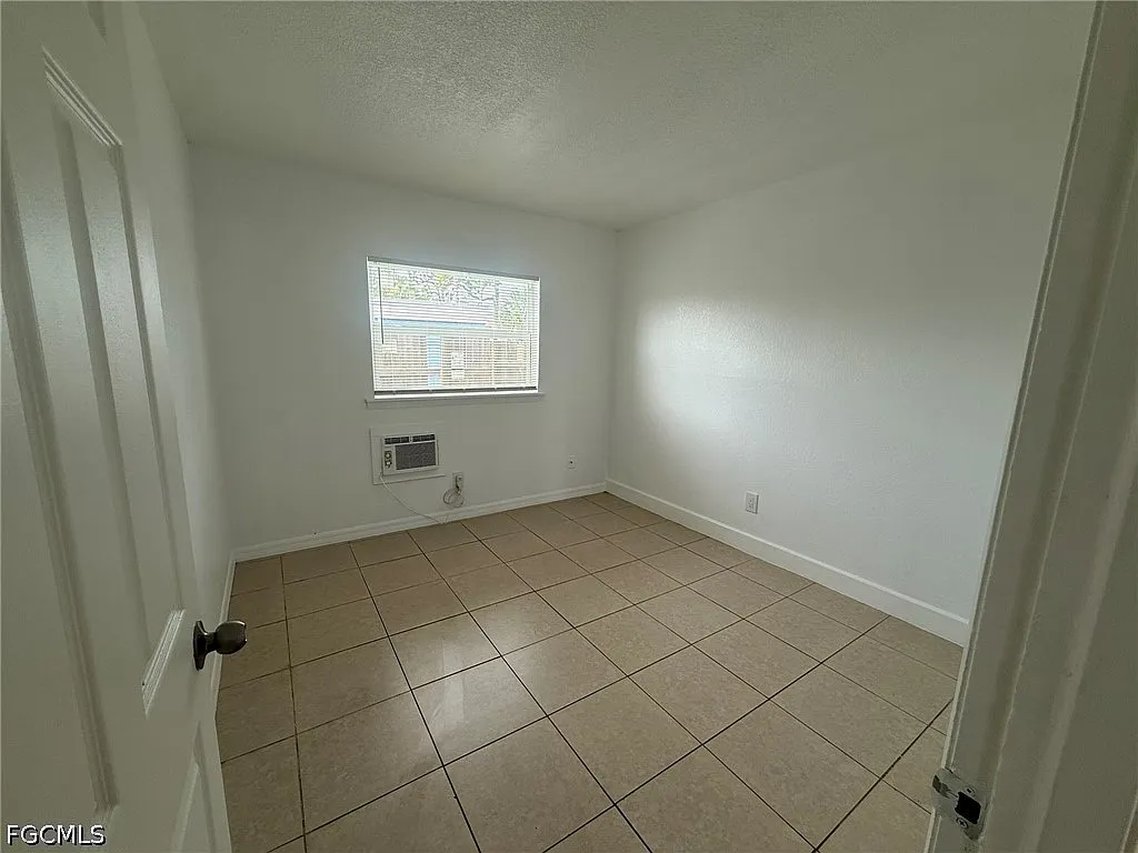 2 bed, 1.0 bath, 675 sqft, $1,200 — Photo 2