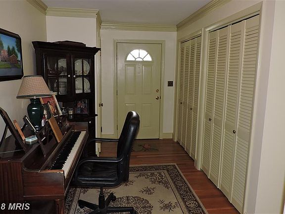 5th image of 736 Hillcrest Dr