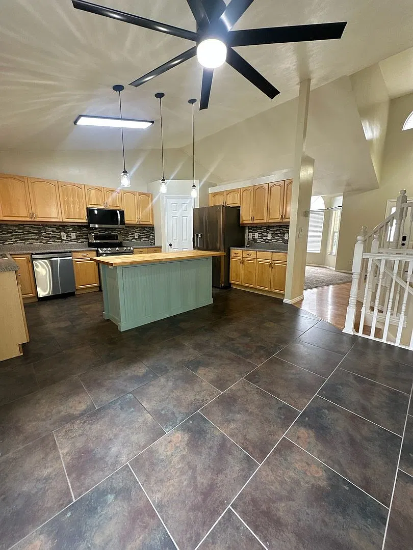 3 Weeks Free Rent! 5 Bedrooms, 3.5 Baths & Your Own Fenced Backyard In Clinton! — Photo 4