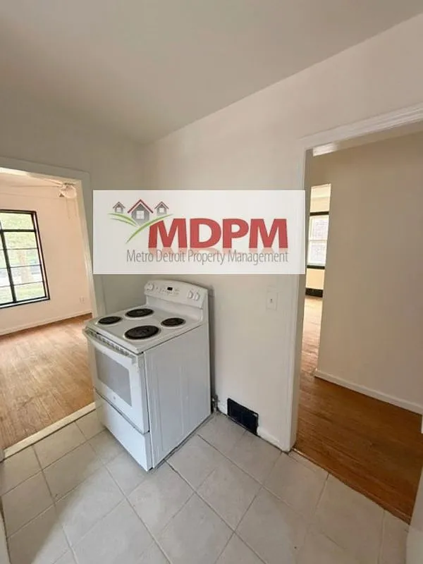 3 bed, 999 sqft, $1,100 — Photo 4