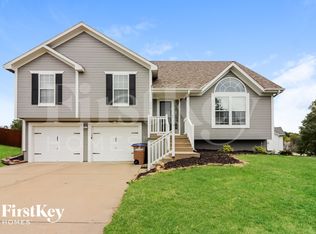 208 High Point Ln, Raymore, MO 64083