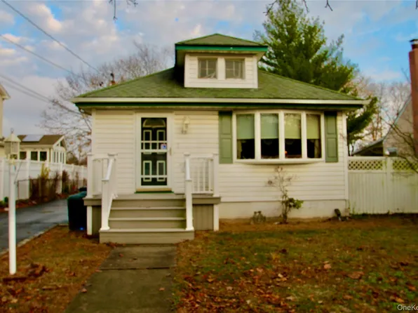 45 Merokee Place, Farmingdale, NY 11735