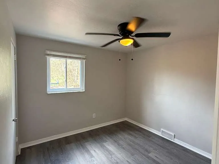 424 Collins Dr — Photo 17