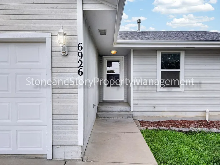 6926 SW 17th St — Photo 2