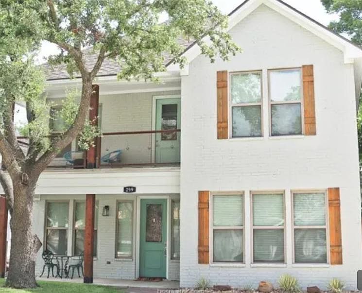 1st image of 299 Glade St