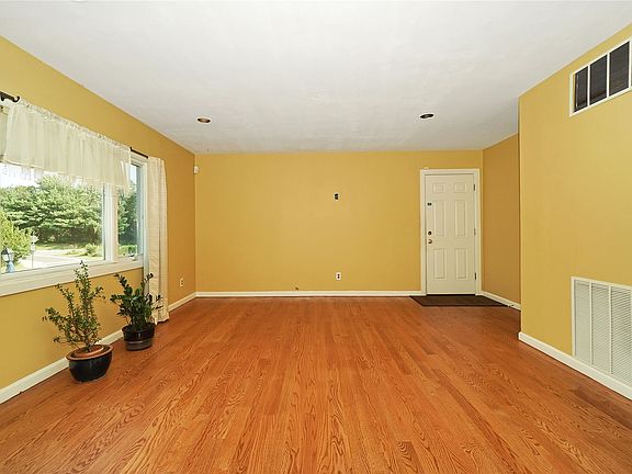 4th image of 32 Millford Ln