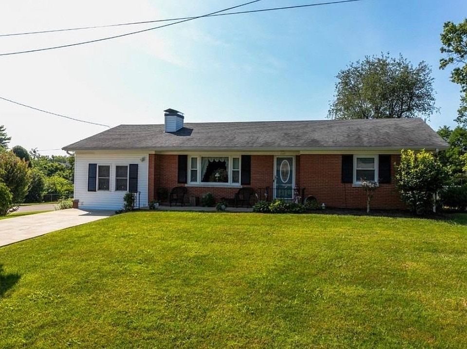 1st image of 209 Pin Oak Dr