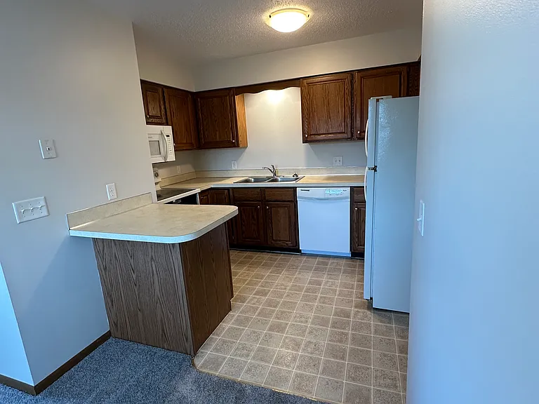 225 Heather Ln #4 — Photo 2