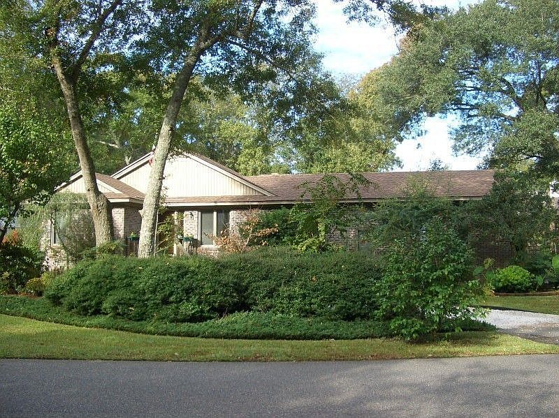 3/2 Brick Ranch 2 blocks from Beach!