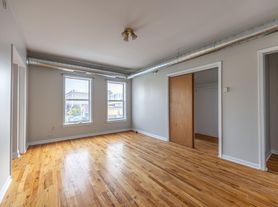 2712 N Milwaukee Ave