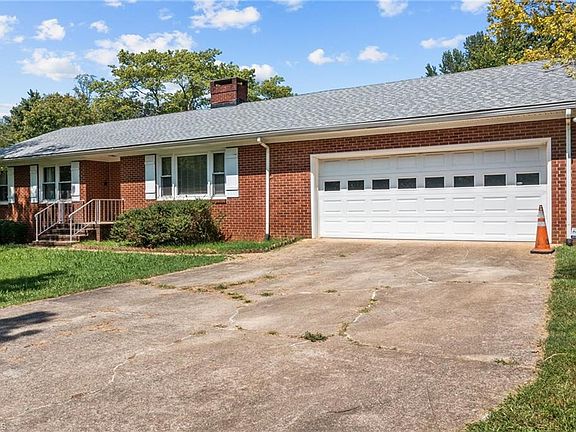 4th image of 3605 Edgewood Dr