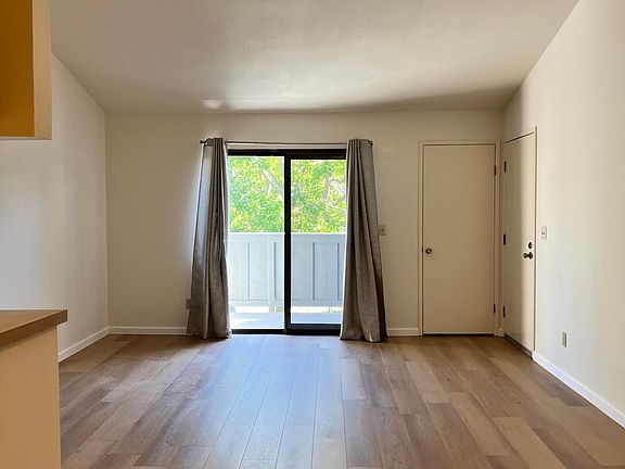 4th image of 851 Woodside Way