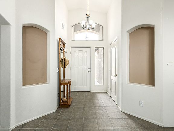 4th image of 533 E Embassy Dr