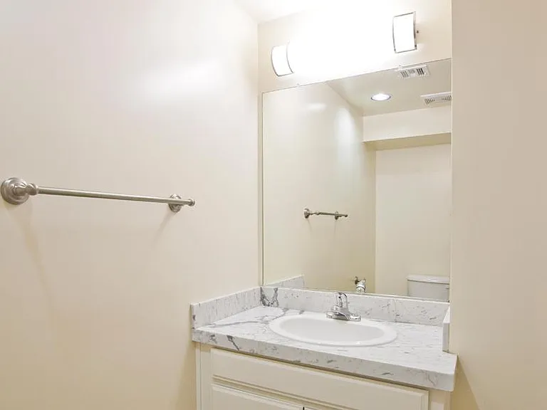 13940 Moorpark St #104 — Photo 10