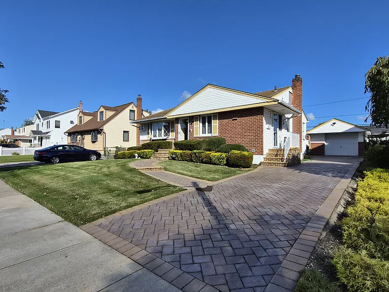 35 Elwood Ave — Photo 2